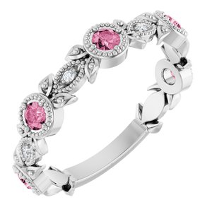https://meteor.stullercloud.com/das/73046972?obj=stones/diamonds/g_accent&obj=metals&obj=stones/faceted/g_center&obj.colorRef=77&obj.curves=0,0.69,94.97,148.145,214.255,255&obj.curves.r=0,0.10,0.87,100.154,192.255,255&obj.curves.g=0,0.70,37.100,65.150,133.255,255&obj.curves.b=0,0.61,42.129,122.255,255&obj=metals&obj.recipe=white&$standard$